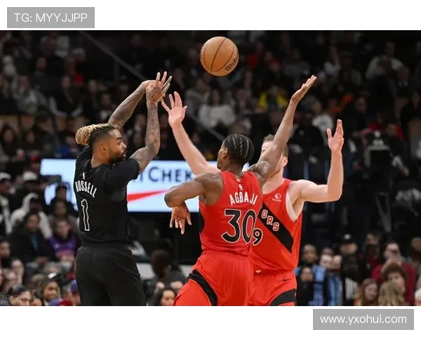 卡梅隆托马斯半场表现抢眼10投6中贡献18分3篮板6助攻1抢断